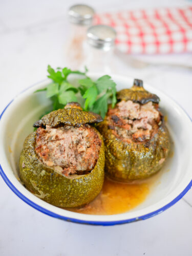 Courgettes rondes farcies à la viande, plat cuisiné.