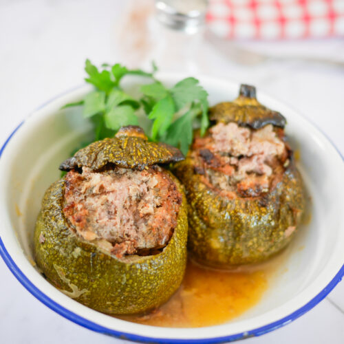 Courgettes rondes farcies à la viande, plat cuisiné.