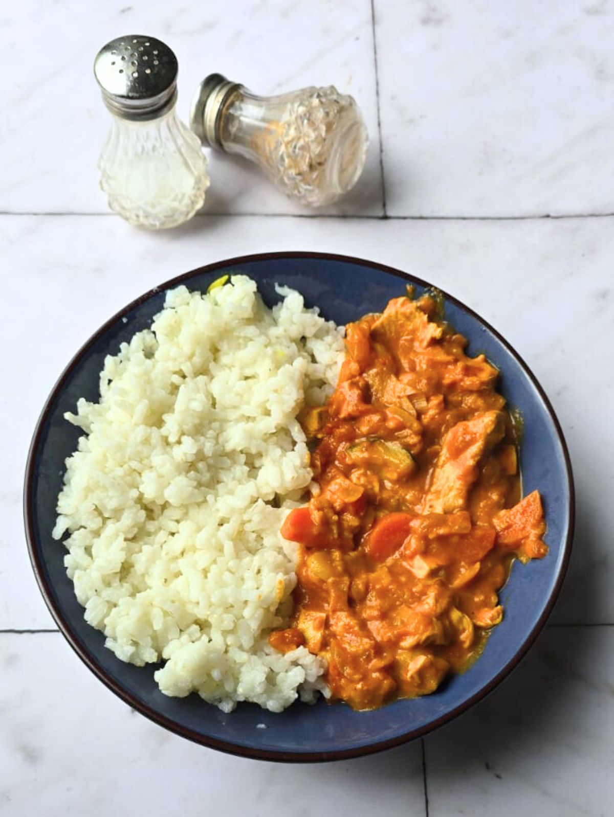 Plat de poulet au curry avec du riz blanc.
