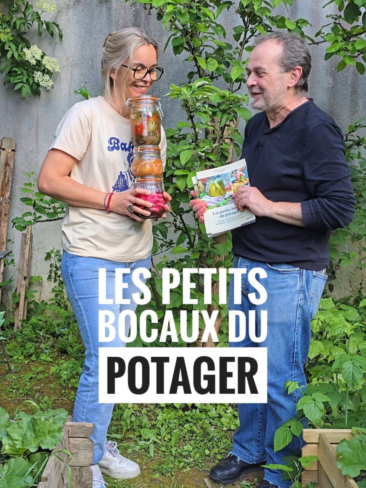 Personnes avec livre et conserves du potager