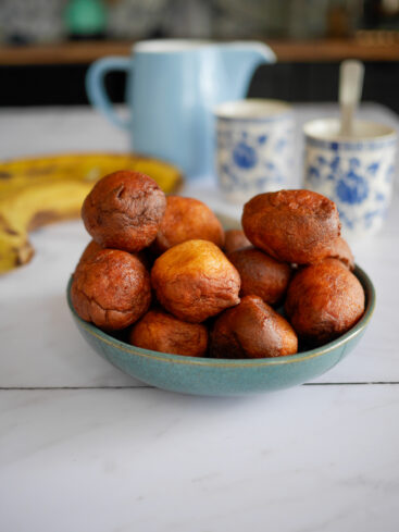 Beignets de banane dans un bol turquoise.