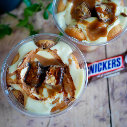 Dessert Snickers en verrine, gourmand et appétissant.