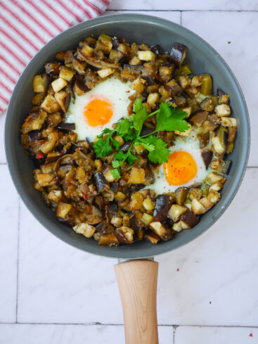 Poêlée d'aubergines et œufs au plat, persil frais.
