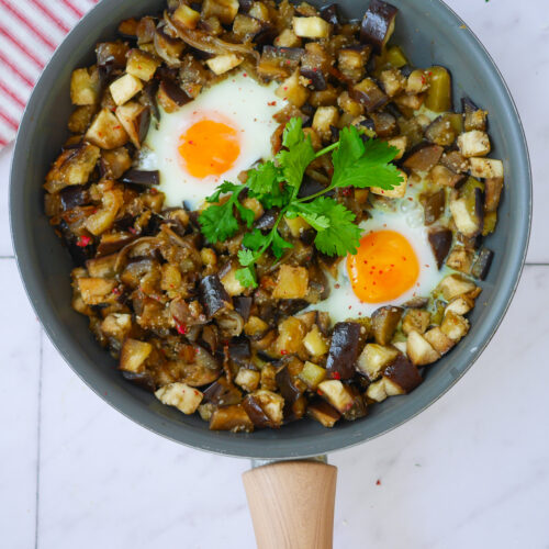 Poêlée d'aubergines et œufs au plat, persil frais.