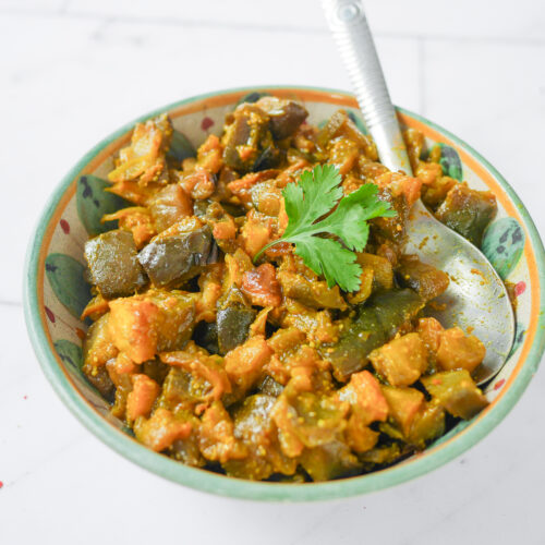 Curry d'aubergines dans un bol avec coriandre.