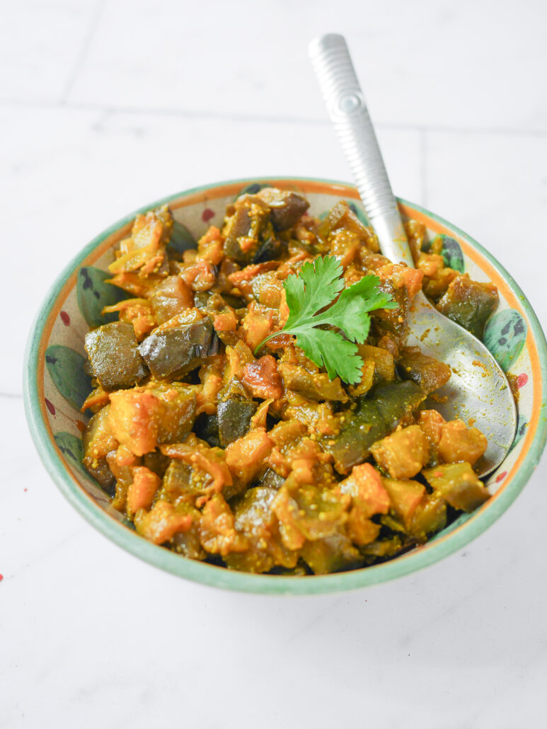 Aubergines au curry maison servies dans une assiette creuse