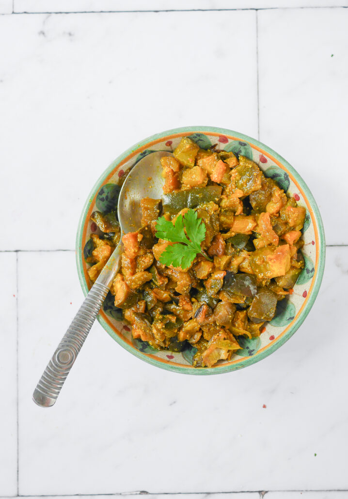 Plat familial de curry d’aubergines prêt à servir