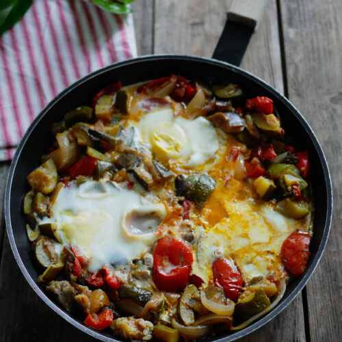 Shakshuka maison aux légumes et œufs, vue de dessus.