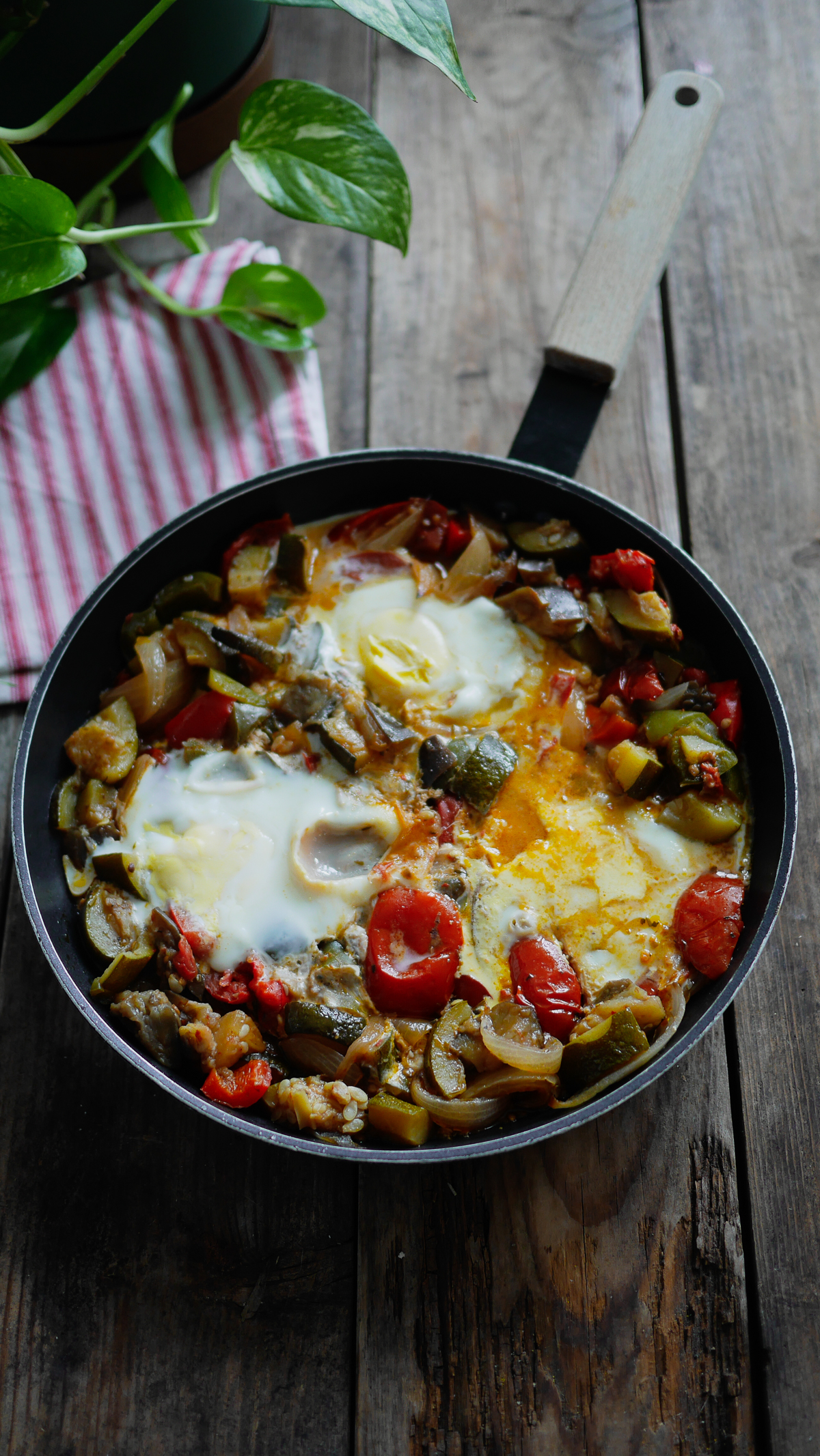 Shakshuka maison aux légumes et œufs, vue de dessus.