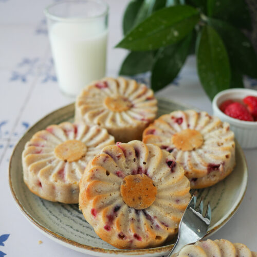 Mini gâteaux aux fruits rouges, lait et fraises.