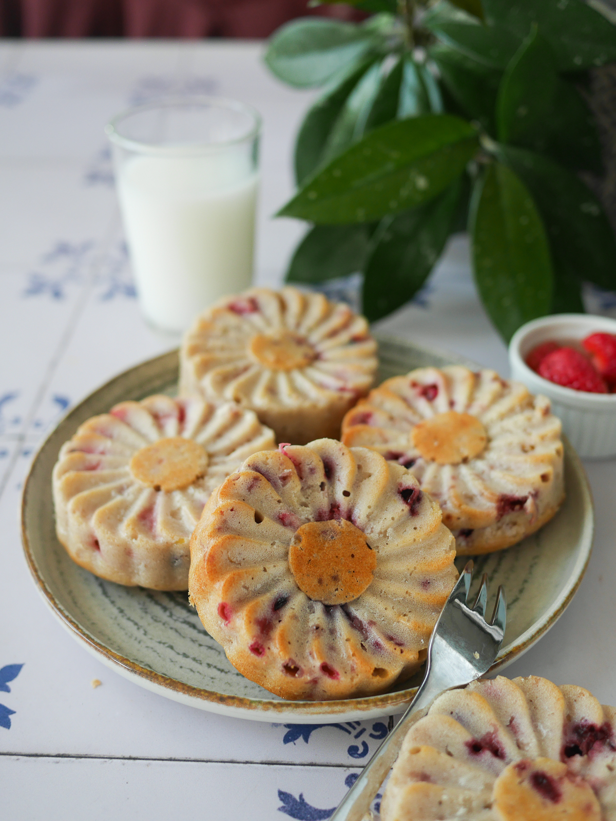Mini gâteaux aux fruits rouges, lait et fraises.