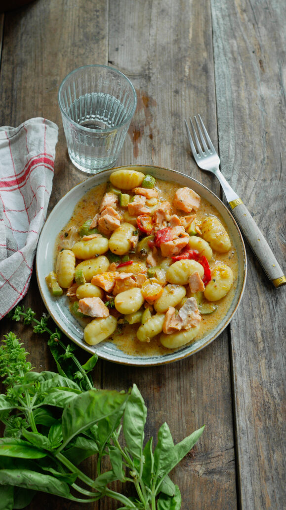 Assiette de gnocchis au saumon et courgettes
