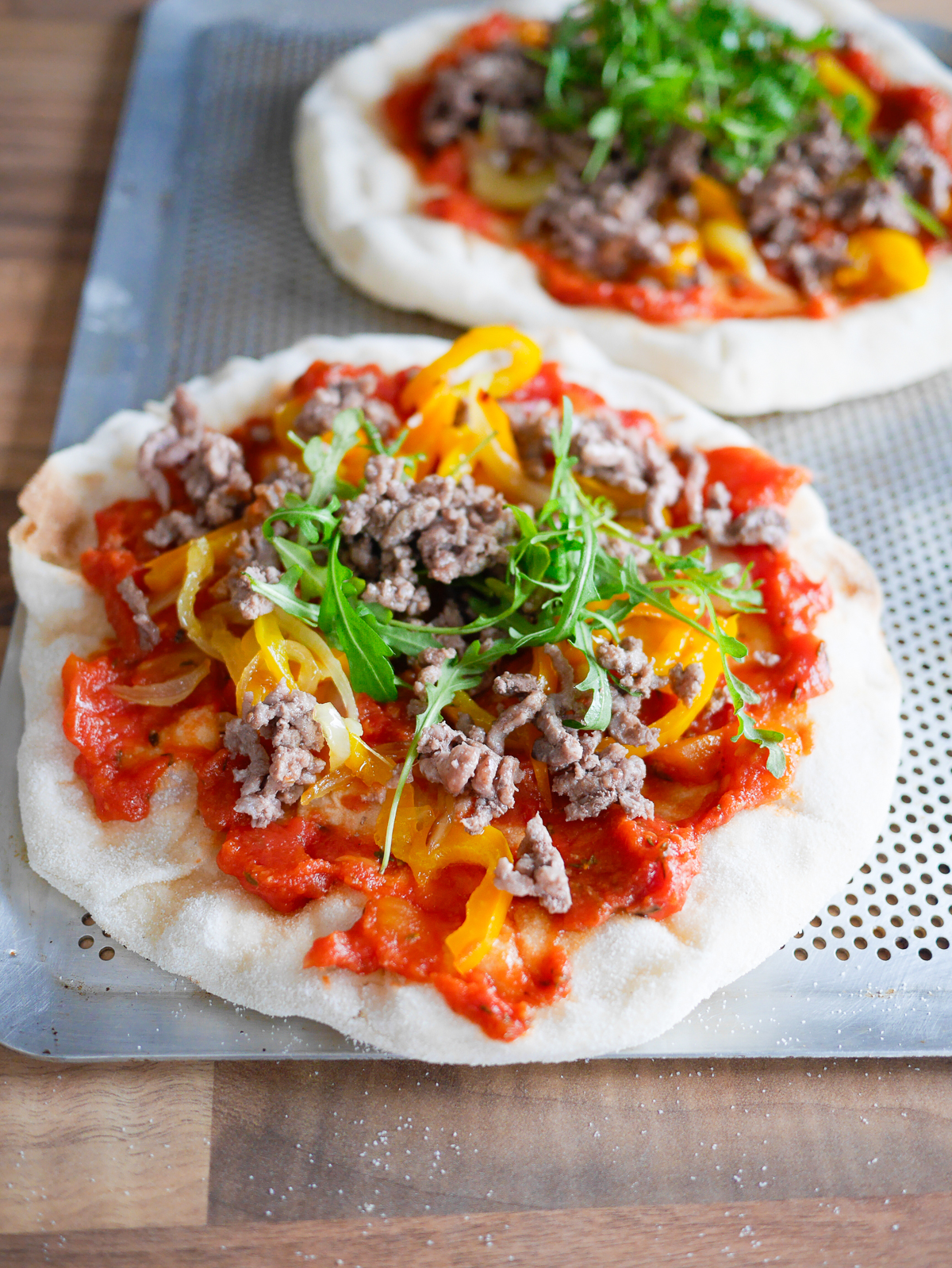 Pizzas individuelles avec viande hachée, poivrons et roquette