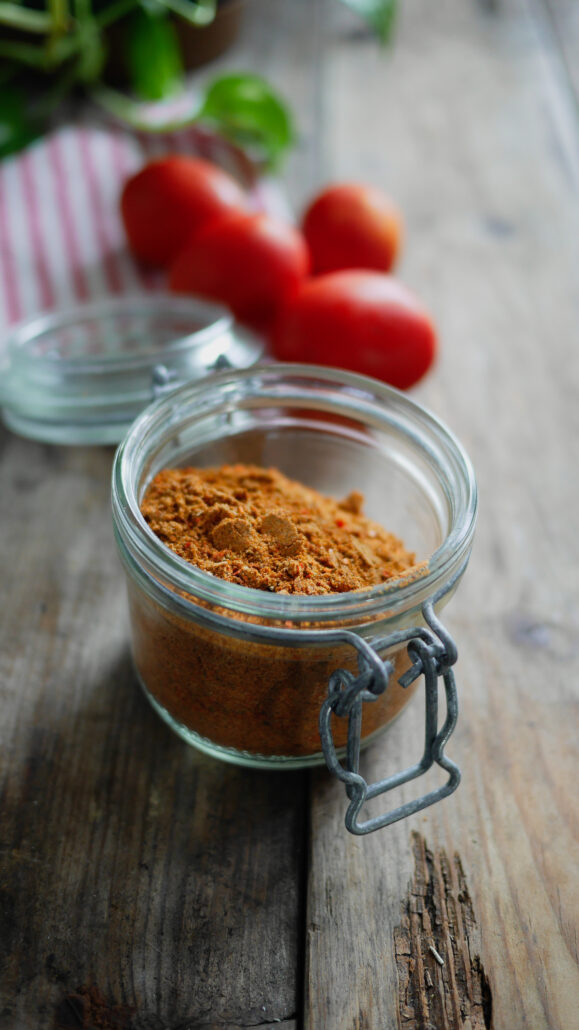 bocal rempli de poudre de peaux de tomates mixées