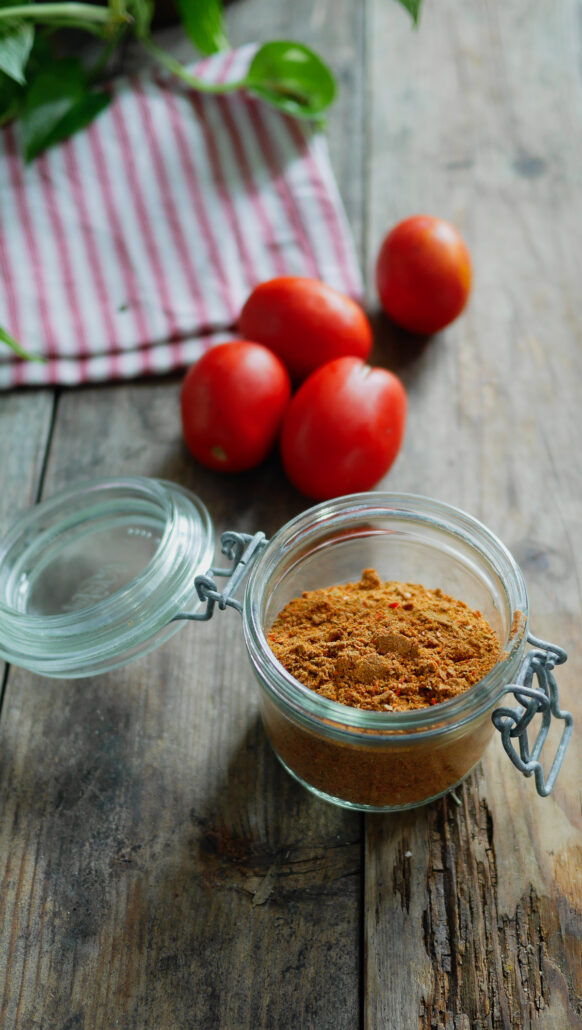 Peaux de tomates séchées et poudre maison dans un petit bocal