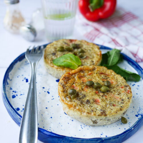 Galettes végétales aux câpres sur assiette bleue