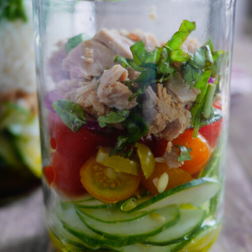 Salade de thon en bocal, légumes frais.