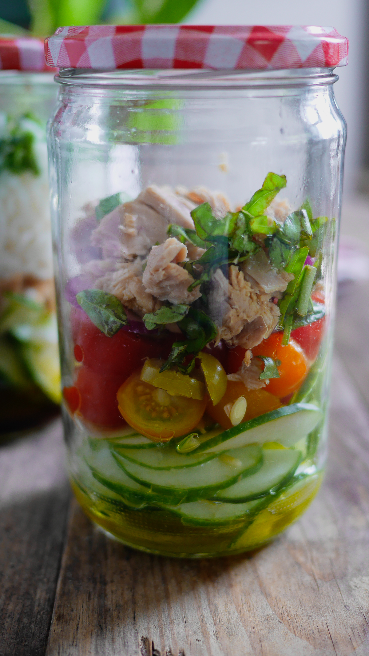 Salade de thon en bocal, légumes frais.
