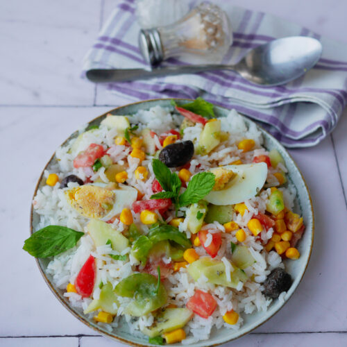 Salade de riz colorée avec légumes et oeuf.