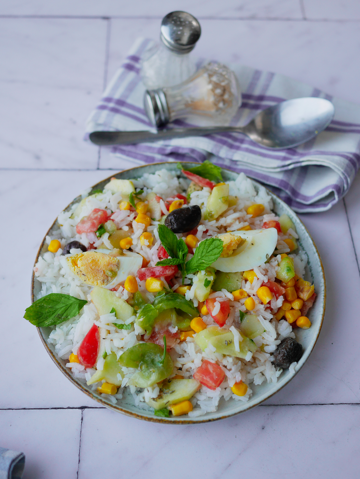 Salade de riz colorée avec légumes et oeuf.