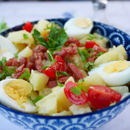Salade de pommes de terre, œufs, lardons et tomates.