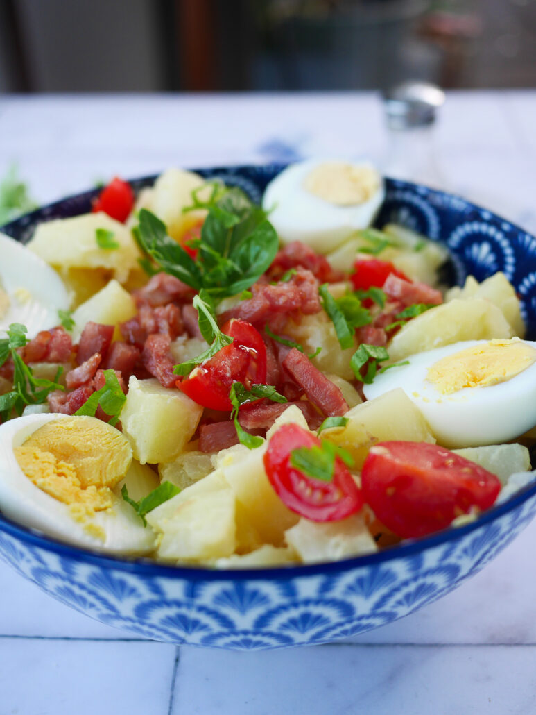 Salade pommes de terre paysanne servie dans un grand plat bleu