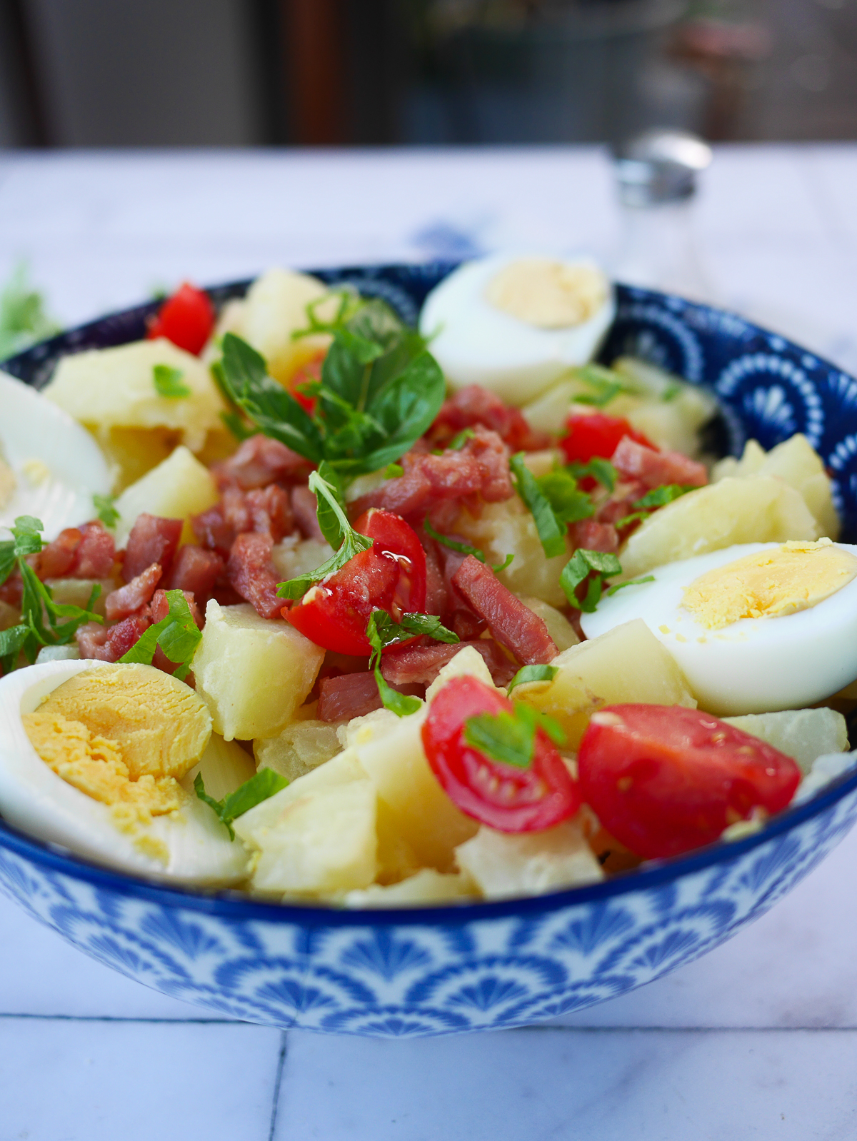 Salade de pommes de terre, œufs, lardons et tomates.