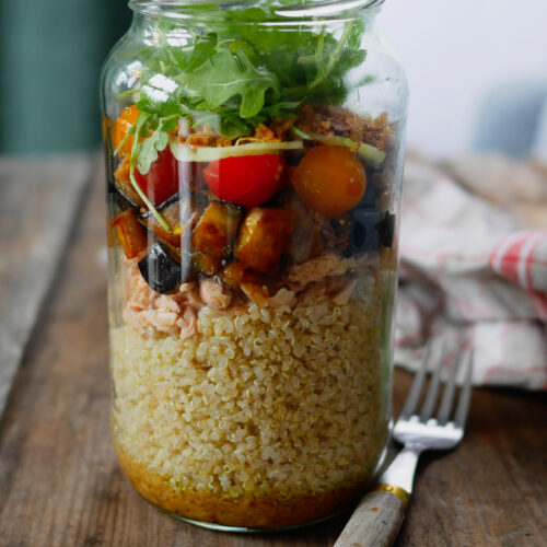 Salade quinoa, légumes et saumon en bocal.