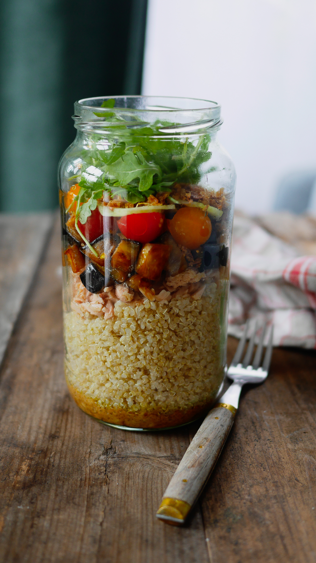 Salade quinoa, légumes et saumon en bocal.