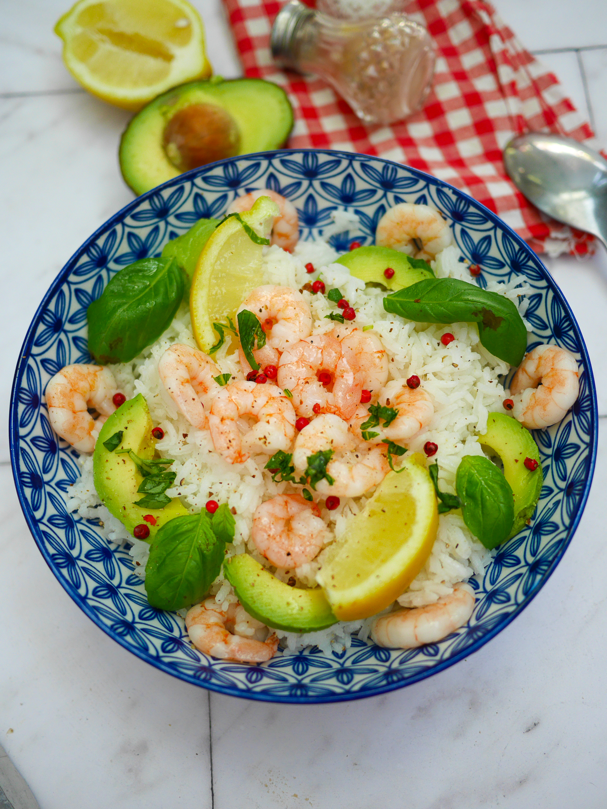 Salade de riz avec crevettes, avocat et citron.