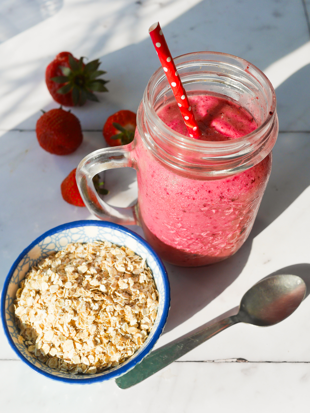 Smoothie fraise et avoine, prêt à déguster.