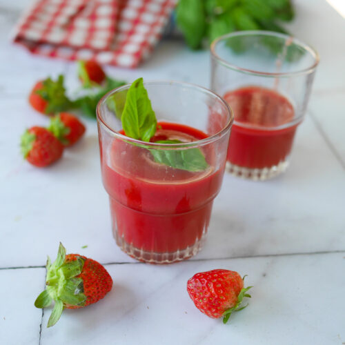Boissons rouges aux fraises et basilic sur marbre