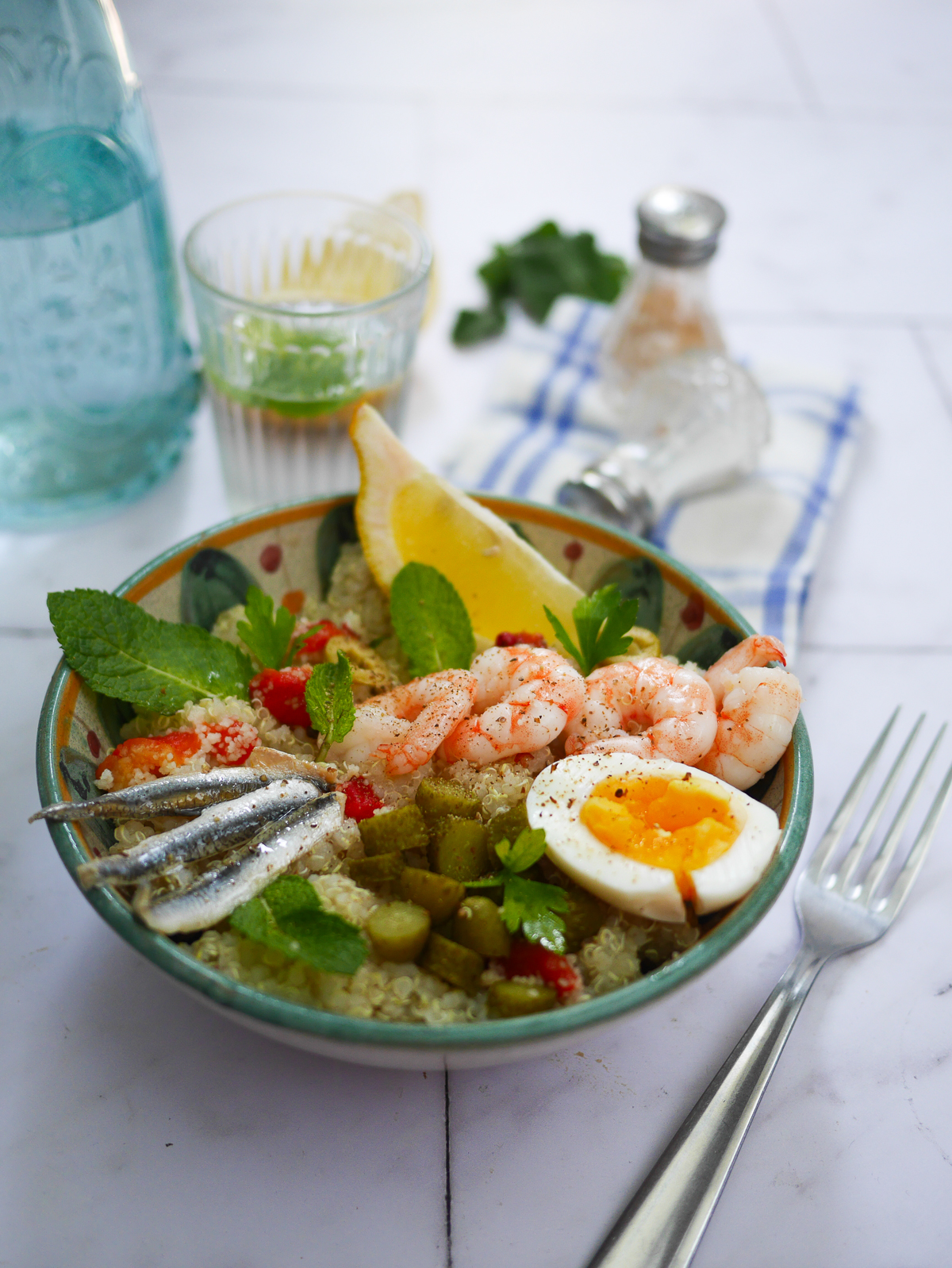 Salade de quinoa avec crevettes, anchois et œuf mollet.