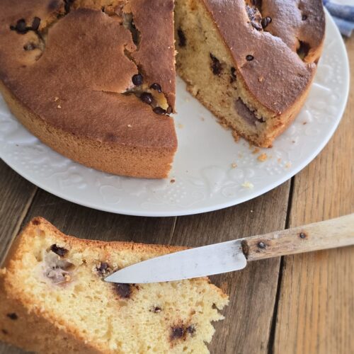 Gâteau aux pépites de chocolat, part coupée.