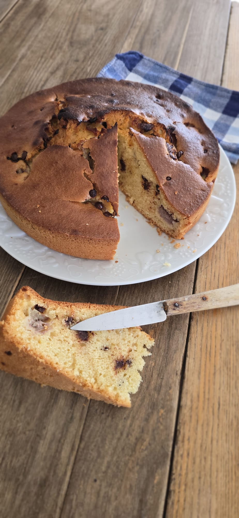 Gâteau aux pépites de chocolat, part coupée.