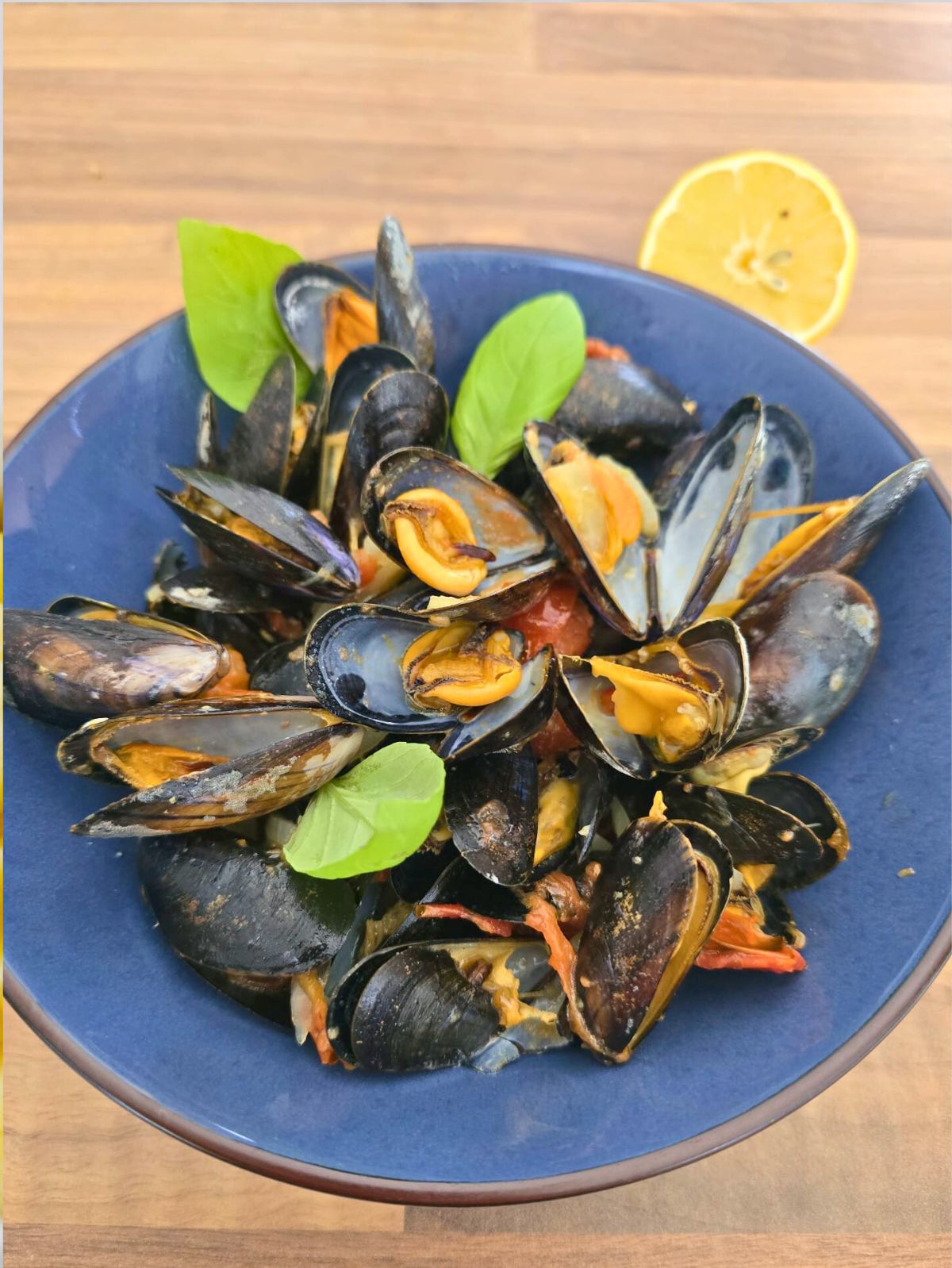 Assiette de moules cuisinées avec citron et basilic
