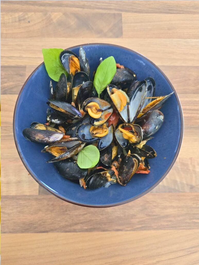 Moules à la provençale avec tomates et basilic