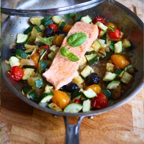 Saumon poêlé aux légumes d'été, cuisine saine et colorée.
