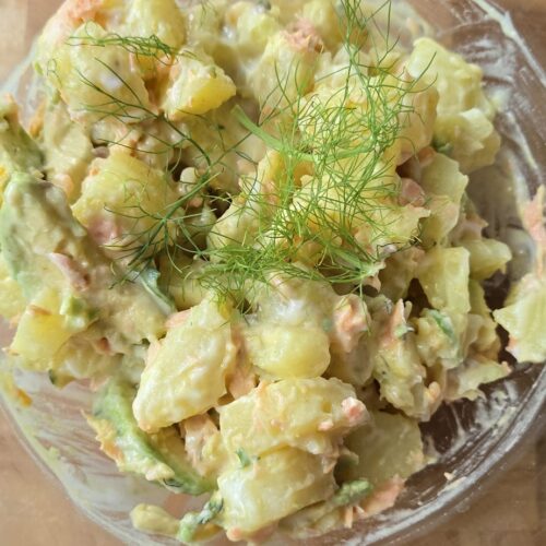 Salade de pommes de terre crémeuse avec aneth.