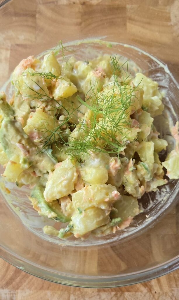 Salade de pommes de terre avocat saumon frais et aneth