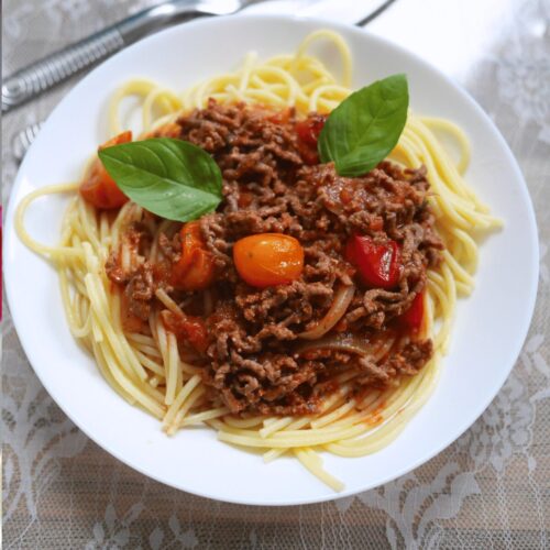 Assiette de spaghetti à la bolognaise avec basilic