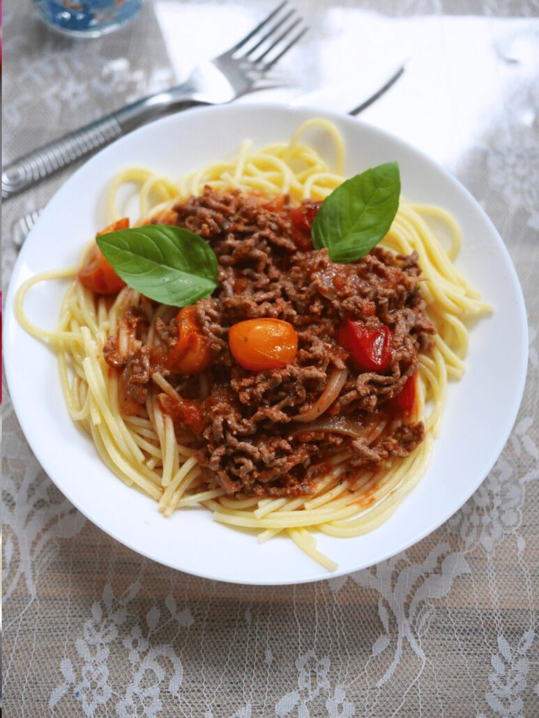 Spaghettis bolognaise maison avec tomates cerises du potager