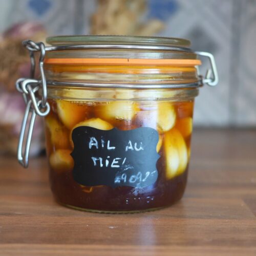 Ail au miel fait maison dans un bocal.