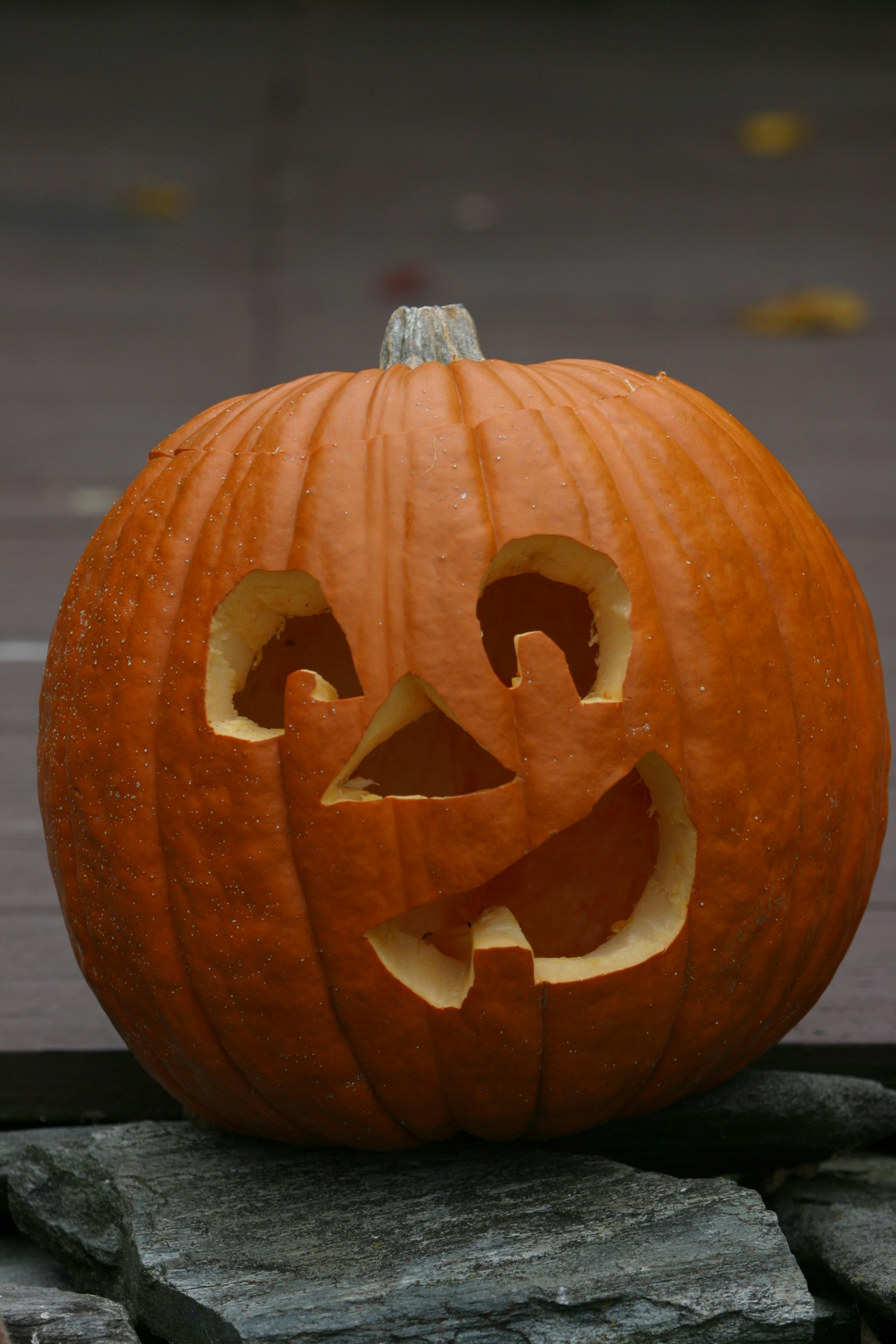 Citrouille d'Halloween sculptée avec un visage souriant.