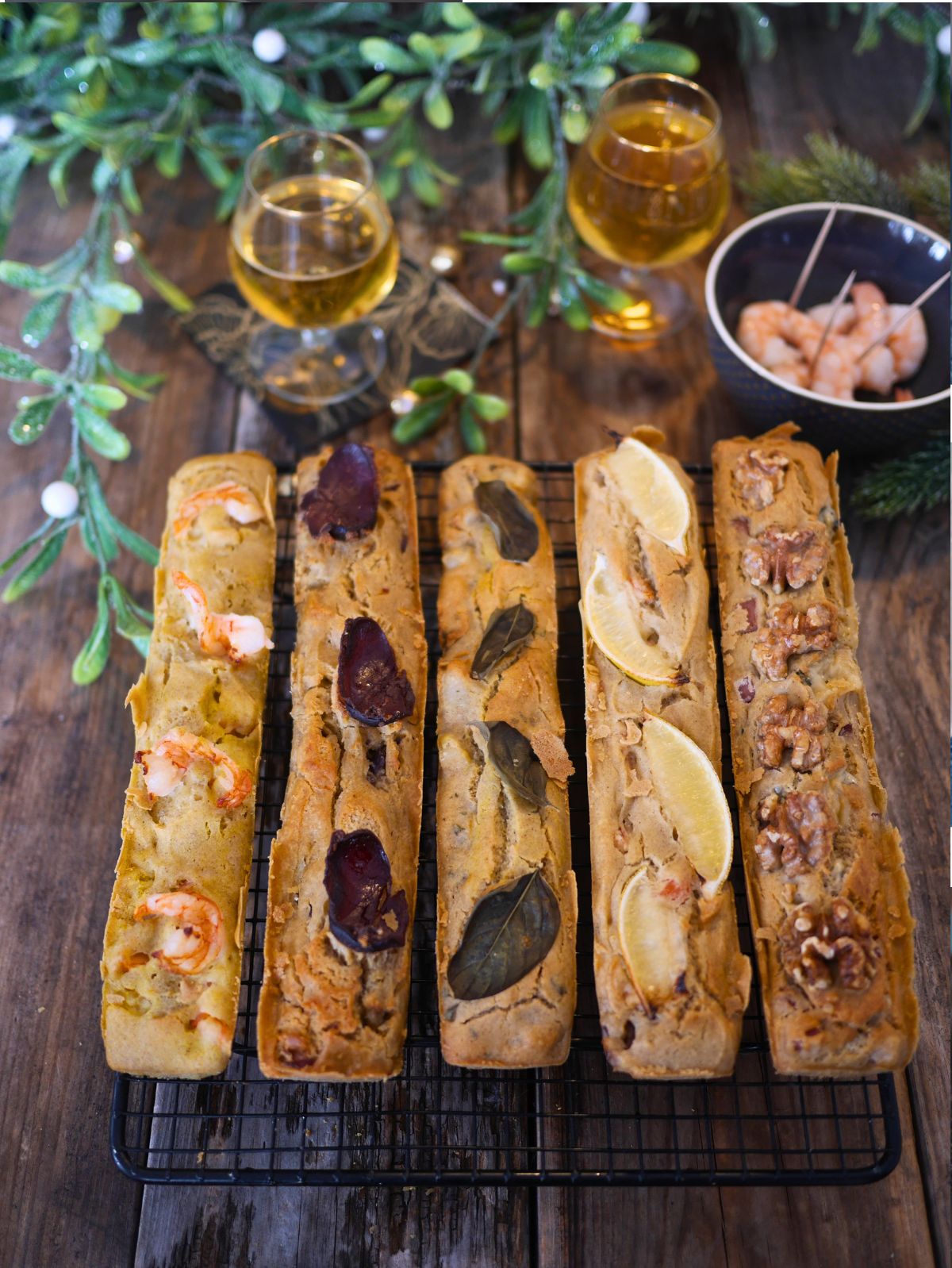 Cake salé variés, crevettes, pruneaux, citron, noix. Noël