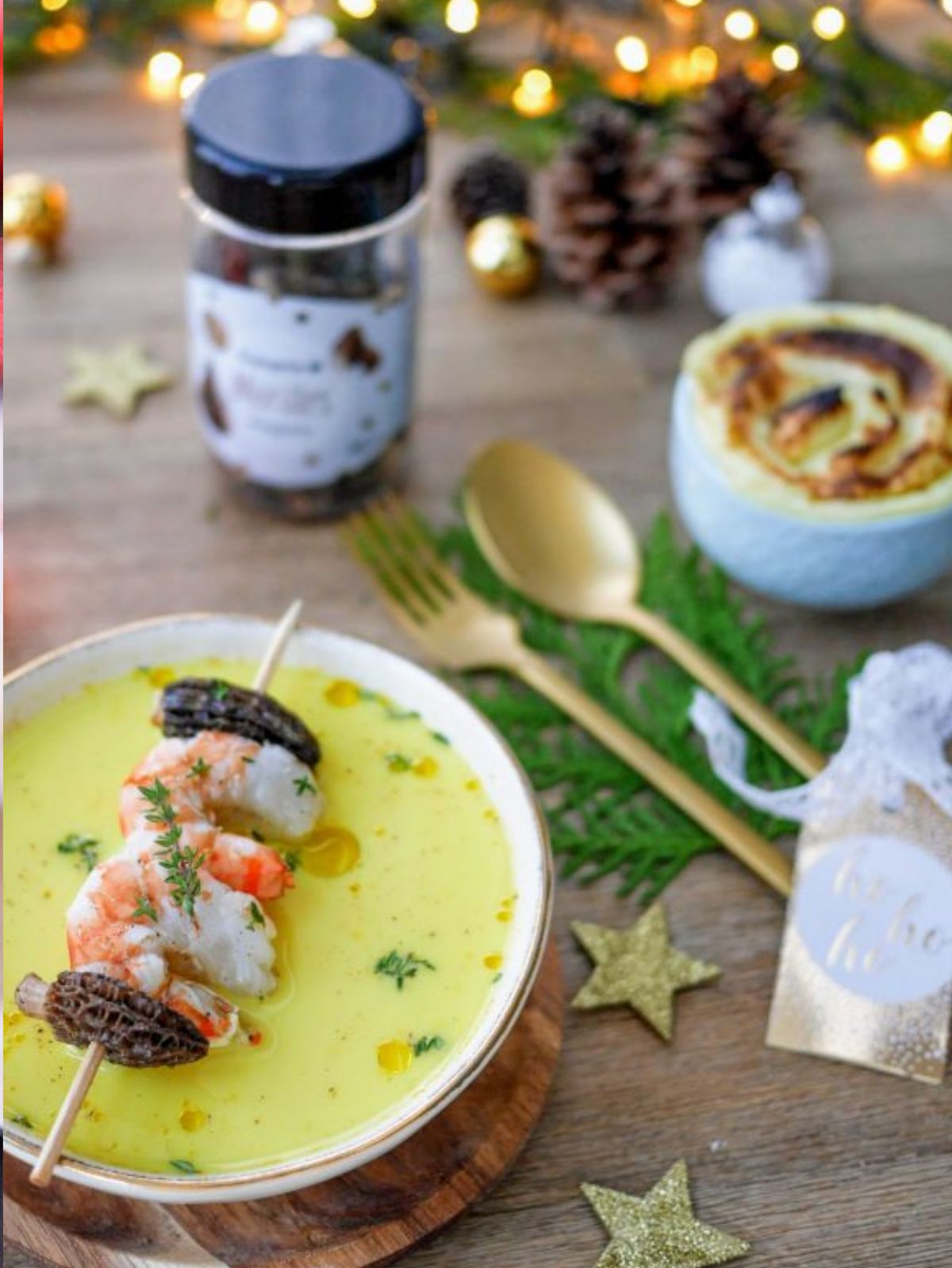 Assiette festive : soupe, brochette crevettes-morilles et gratin.