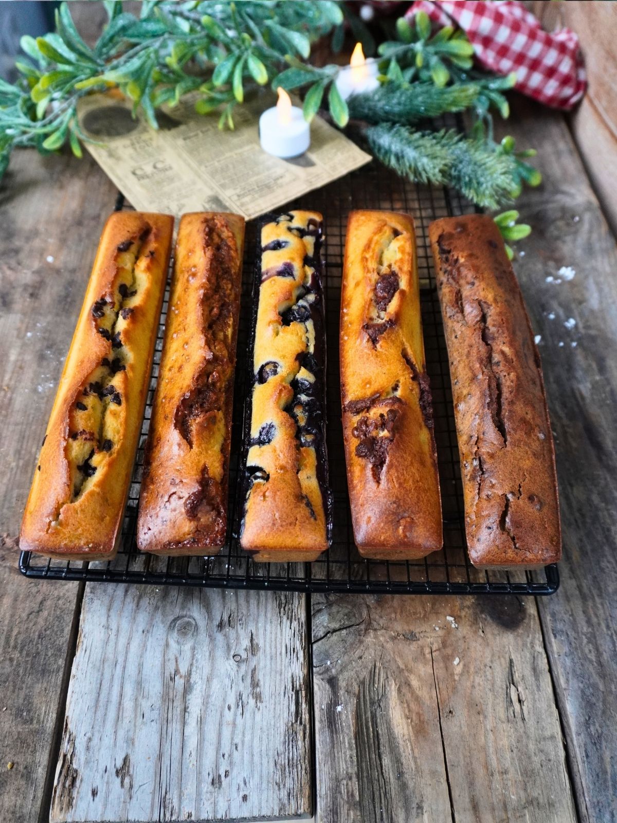 Mini cakes aux fruits sur une grille rustique
