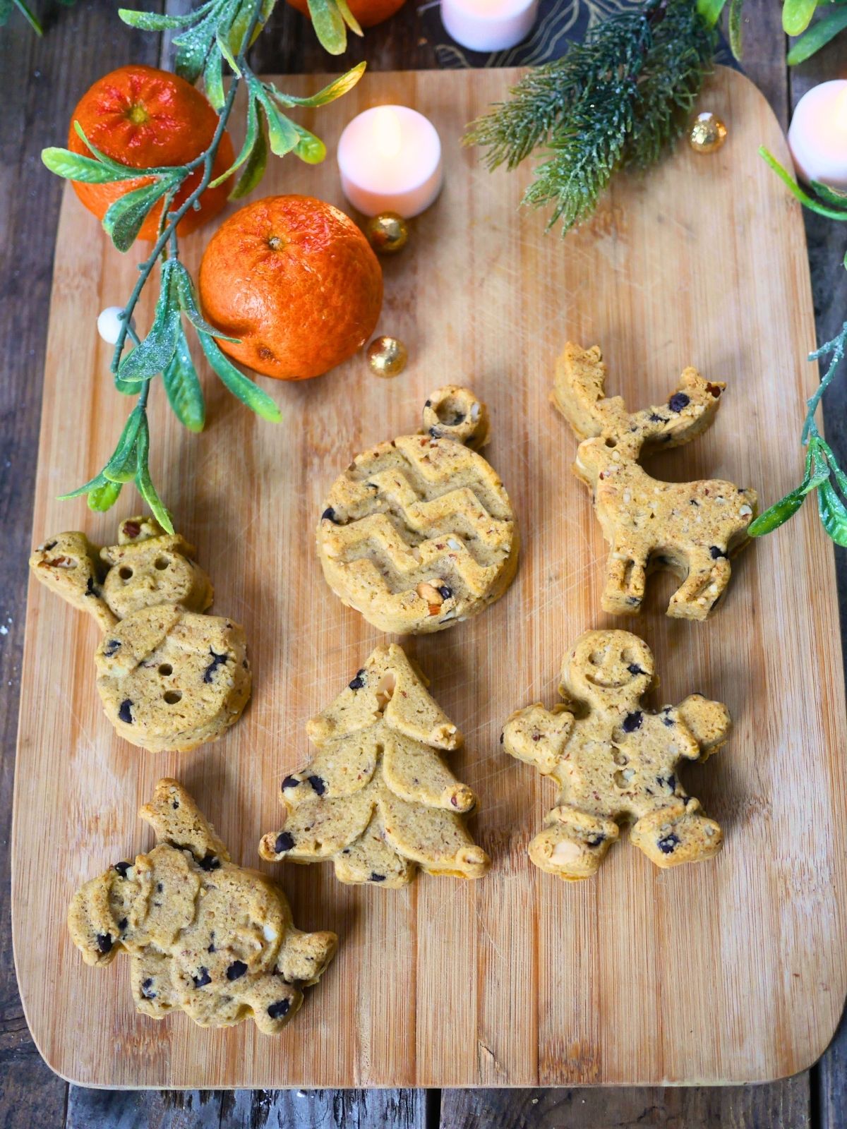 Biscuits de Noël sur planche à découper en bois.