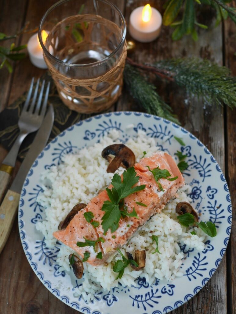 riz à risotto, champignons, saumon frais et bouteille d'huile aromatisée à la truffe.
