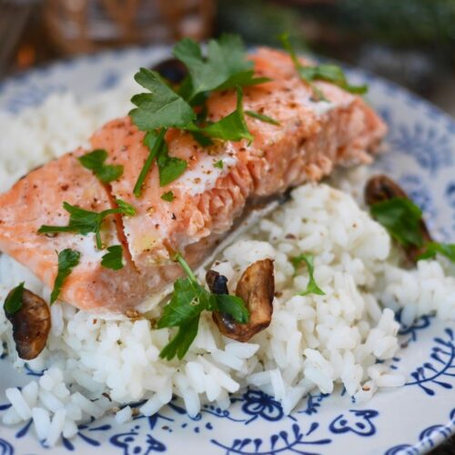 Saumon grillé sur riz, garni de persil frais